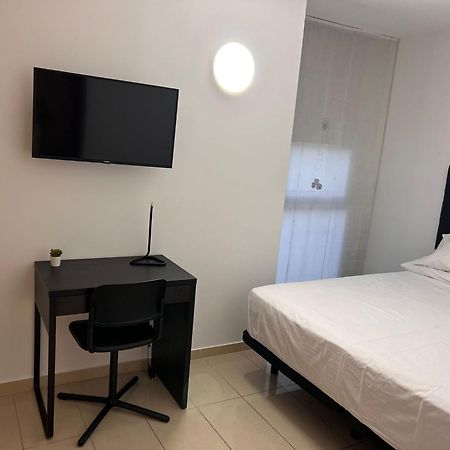 Fira Gran Via 2 - Private Rooms In A Shared Apartment - Habitaciones Privadas En Apartamento Compartido L'Hospitalet de Llobregat Esterno foto