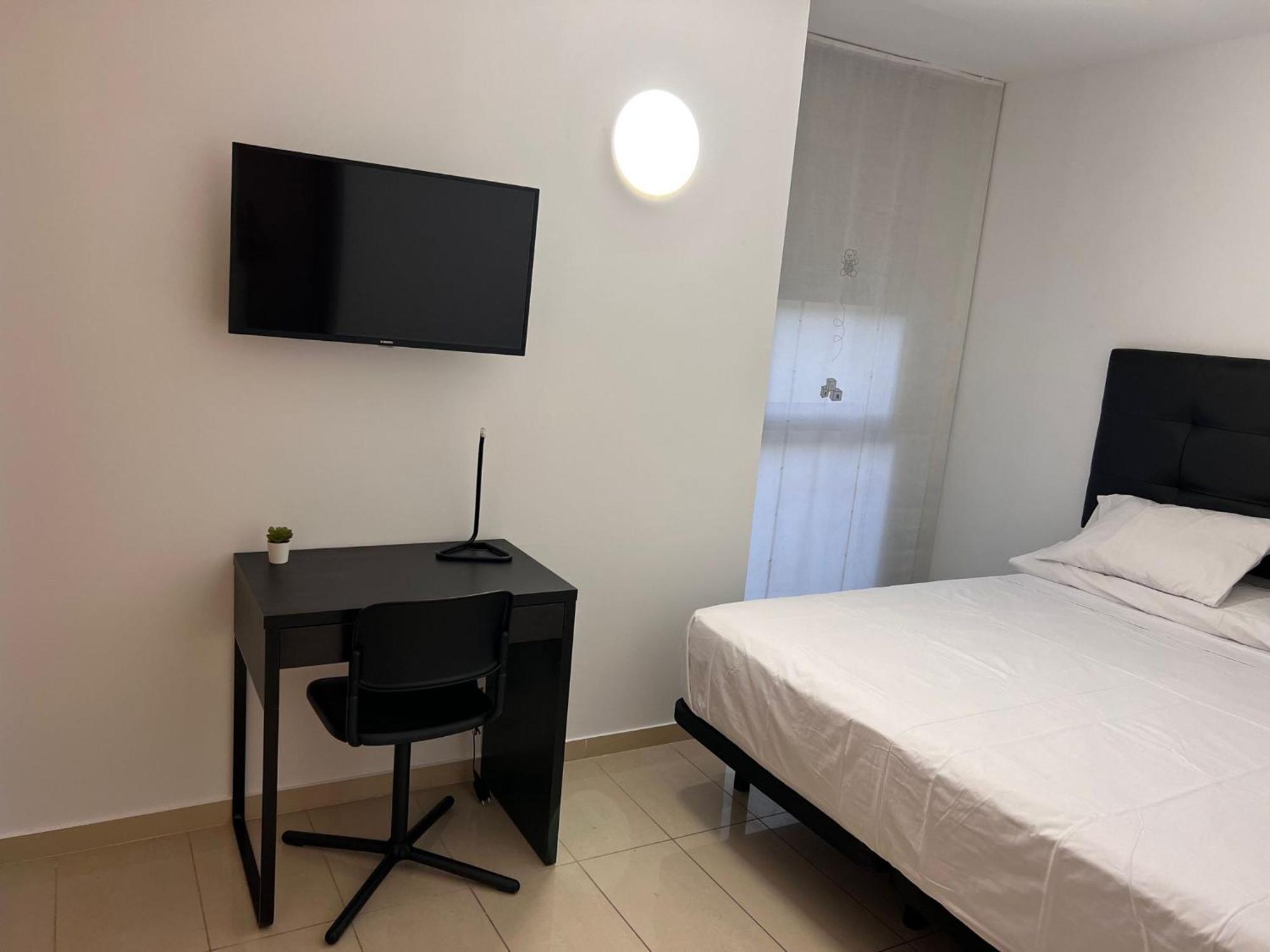 Fira Gran Via 2 - Private Rooms In A Shared Apartment - Habitaciones Privadas En Apartamento Compartido L'Hospitalet de Llobregat Esterno foto