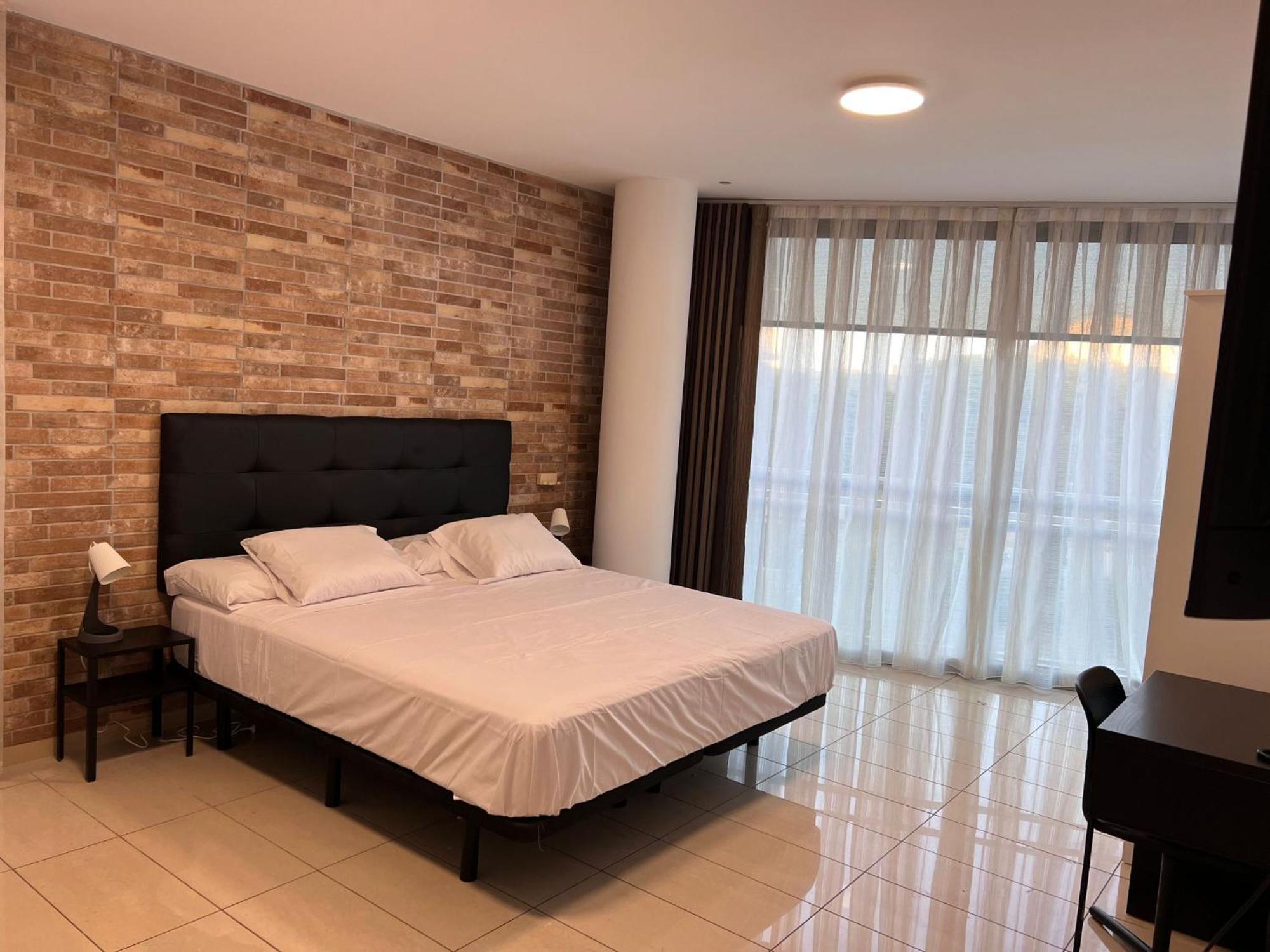 Fira Gran Via 2 - Private Rooms In A Shared Apartment - Habitaciones Privadas En Apartamento Compartido L'Hospitalet de Llobregat Esterno foto