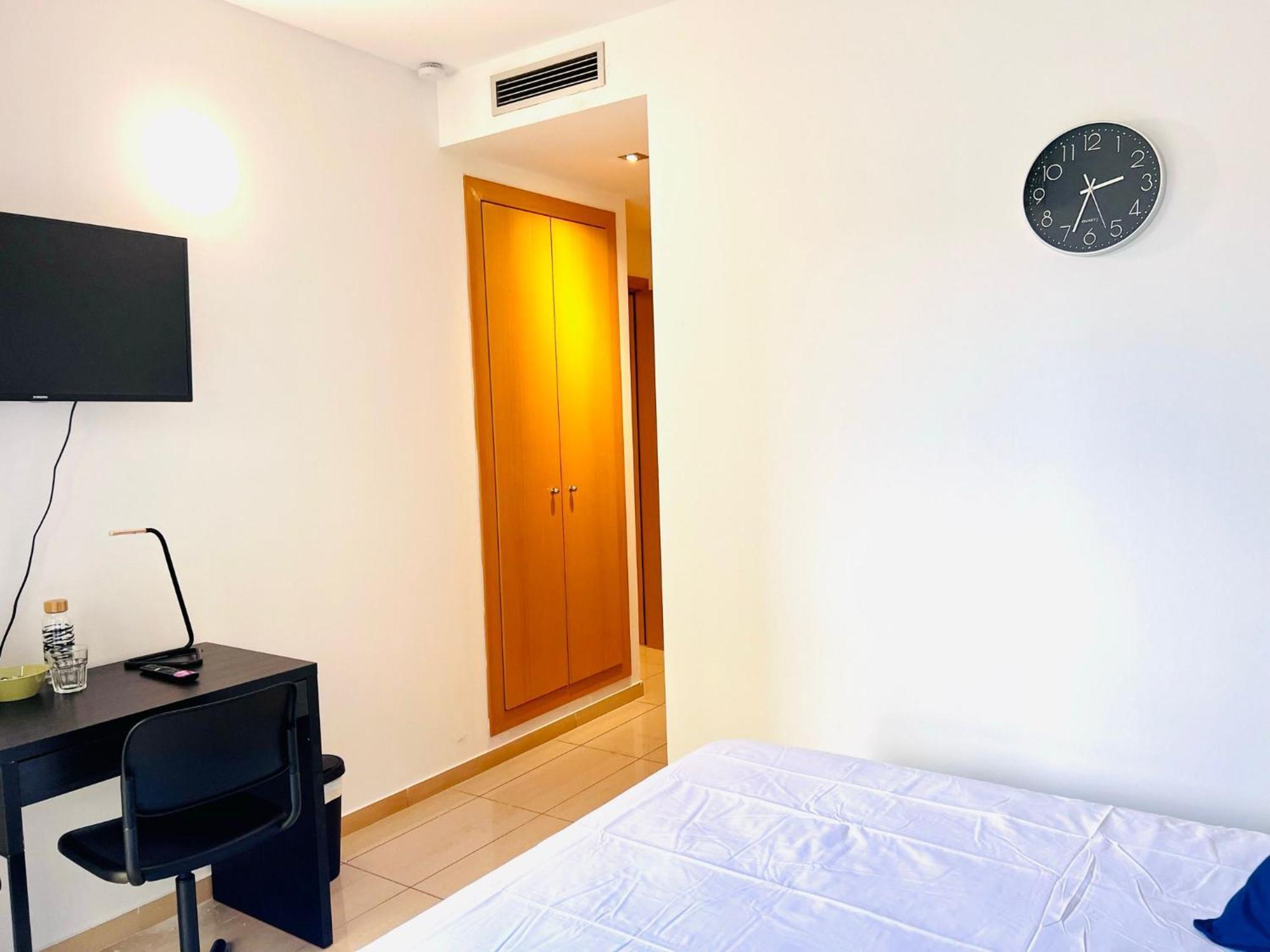 Fira Gran Via 2 - Private Rooms In A Shared Apartment - Habitaciones Privadas En Apartamento Compartido L'Hospitalet de Llobregat Esterno foto
