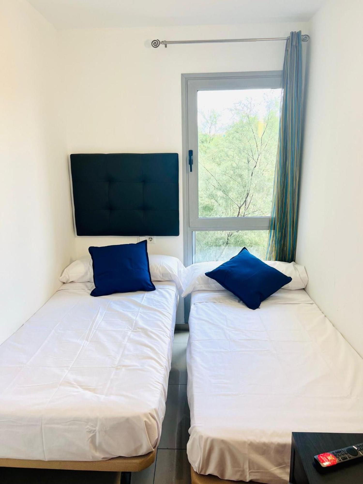 Fira Gran Via 2 - Private Rooms In A Shared Apartment - Habitaciones Privadas En Apartamento Compartido L'Hospitalet de Llobregat Esterno foto
